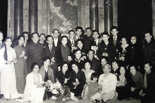Le Président Ho Chi Minh avec la Voix du Vietnam